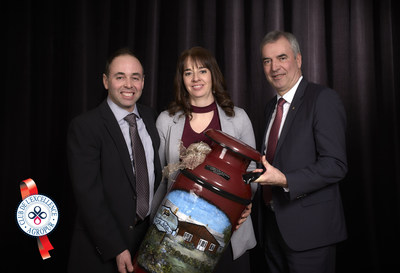 From left to right : Mr. Régis Lepage and Ms Marie-Josée Turcotte, from Ferme Jolipré Holstein (Saint-Moise), Milk quality champion, and Mr. René Moreau, president of Agropur - Photo credit : Éric Lajeunesse (CNW Group/Agropur)