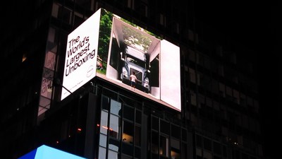 Volvo Trucks North America’s unboxing of the new VNL 760, a GUINNESS WORLD RECORDS title for largest unboxing, is on display in the consumer hub of Times Square for more than 355,000 pedestrians to view daily, a reminder that trucks are responsible for delivering virtually all consumer goods.