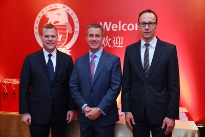 CP董事长，Hon. John Baird（左） 以及加拿大驻上海总领事Weldon Epp先生（右）和CP总裁兼首席执行官Keith Creel先生（中）一起出席CP在上海的新办公室的开幕式。