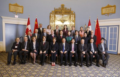 Photo officielle des dlgations gouvernementales du Comit mixte Canada-Chine sur la culture (Groupe CNW/Patrimoine canadien)