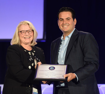 Ms. Karen Timmons, Chief Executive Officer of the Global Healthcare Accreditation (GHA) program, presenting an award plaque to Rafael Carrillo, Managing Director of Clnica Santa Clarita SC, recognizing the organization's accreditation by GHA at the 10th World Medical Tourism & Global Healthcare Congress in Los Angeles