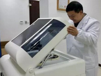 Dr. Chris Yu Inspects CDA Device on 