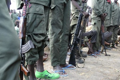 Children queue to hand over their weapons and uniforms during a ceremony formalizing their release from armed groups in South Sudan in 2015. (CNW Group/UNICEF Canada)
