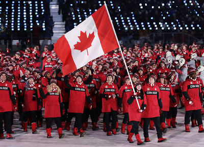 Les athltes canadiens dvoilent la tenue officielle d'quipe Canada, signe La Baie d'Hudson, lors de la crmonie d'ouverture des Jeux olympiques d'hiver de PyeongChang. (Groupe CNW/la Baie d'Hudson)