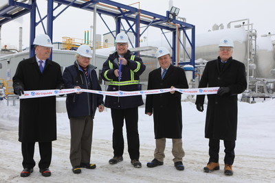 From left to right : Gord Brown, MP for Leeds-Grenville-Thousand Islands and Rideau Lakes; Pat Sayeau, Mayor, Township of Edwardsburgh/Cardinal; Bertrand Masselot, President and CEO, Air Liquide Canada; Steve Clark, MPP for Leeds-Grenville; Ross Fuller, Vice-President, Process Industries, Air Liquide Canada (CNW Group/Air Liquide Canada)