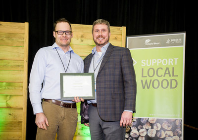 Fifth-generation forester Jamie McRae receives the 2018 Ontario Wood Award from Scott Jackson at Forests Ontario's Annual Conference in Alliston, ON. (CNW Group/Forests Ontario)
