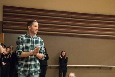 Blake McGrath, chorgraphe, danseur et chanteur canadien de renom, aide Alyssa, Westjet et la Fondation David Foster  surprendre les membres de la troupe de danse d'Alyssa  l'occasion de la Saint-Valentin. (Groupe CNW/WESTJET, an Alberta Partnership)