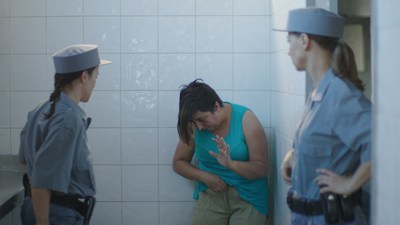 “CONFESIONES DE MUJERES TRAFICANTES” features the stories of four Latino women who smuggled drugs in their luggage and even inside their own bodies, and got caught.