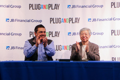Plug and Play Founder and CEO Mr. Saeed Amidi and JB Financial Group Chairman Mr. Han Kim at the partnership signing ceremony in Silicon Valley.