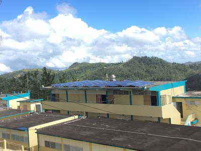 Los paneles solares para la microrred de sonnen en la Escuela Segunda Unidad Matrullas, que abarca desde kindergarten hasta noveno grado y que proporciona educación a más de 150 estudiantes en el remoto pueblo de Orocovis, en Puerto Rico