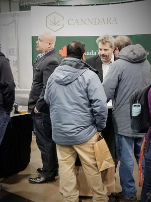 Founder Tom Doran and CEO John Radostits discuss the Canndara Cannabis Retail Franchise concept with an enthusiastic crowd at the Canadian Franchise Show in Calgary (CNW Group/Canndara)