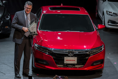 Le vice-prsident principal de Honda Canada, Jean Marc Leclerc, reoit le prix Voiture de l'anne de l'AJAC pour la Honda Accord 2018 au Salon international de l'auto du Canada. (Groupe CNW/Honda Canada Inc.)
