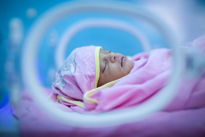 A pre-term baby is kept warm in an incubator at the UNICEF-supported Neonatal Intensive Care Unit (NICU) at Assosa General Hospital, in the remote Benishangul-Gumuz region of Ethiopia, Wednesday 17 January 2018.  UNICEF/UN0157446/Ayene (CNW Group/UNICEF Canada)