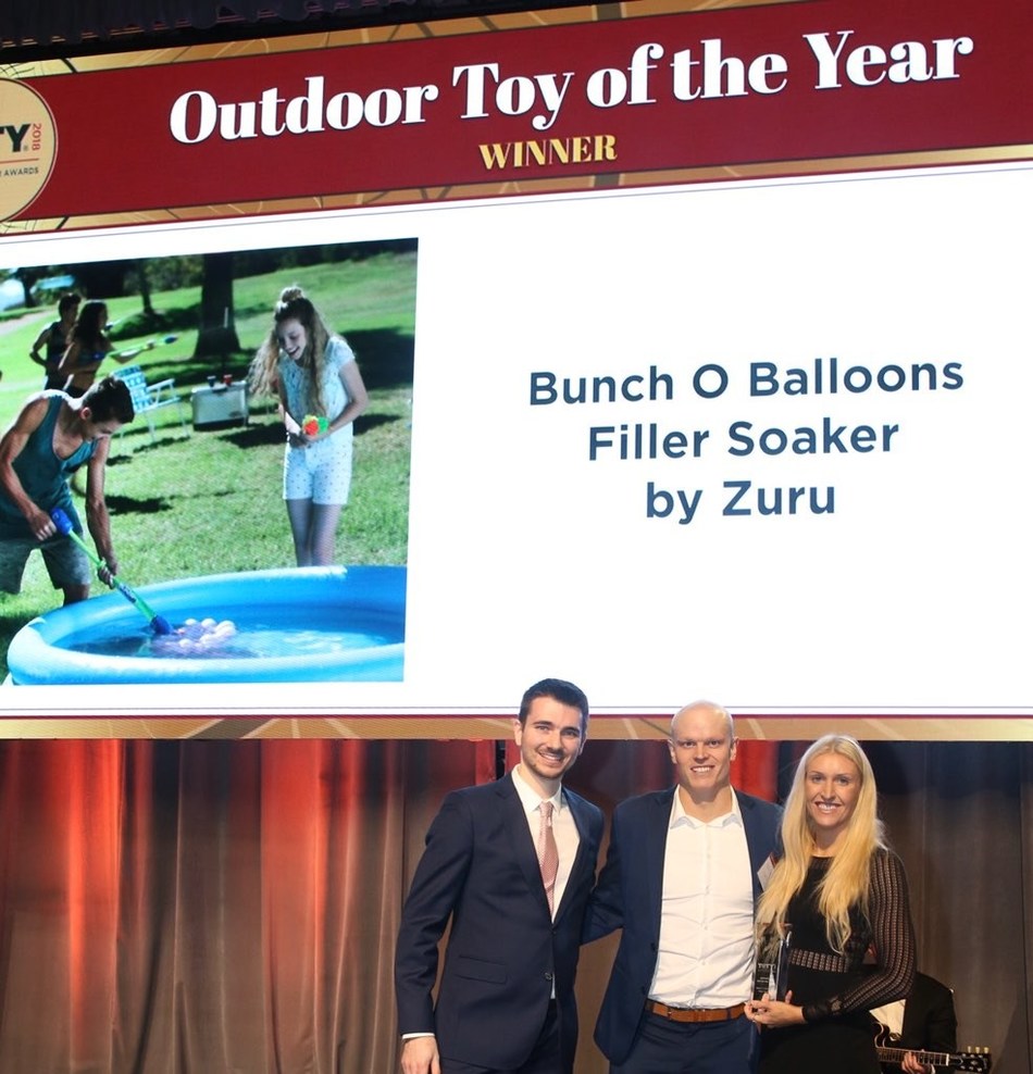 ZURU’s BUNCH O BALLOONS WINS PRESTIGIOUS ‘OUTDOOR TOY OF THE YEAR’ AWARD FOR SECOND CONSECUTIVE YEAR. Nick Mowbray, co-Founder and CEO (center), and Anna Mowbray, co-founder and COO (right), accepted the award at the Toy Association’s Annual Toy Of The Year Awards gala which took place on Friday, February 16, 2018, in New York City.