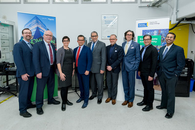 Reprsentants de Schneider Electric Canada et l'Universit Ryerson. (Groupe CNW/Schneider Electric)