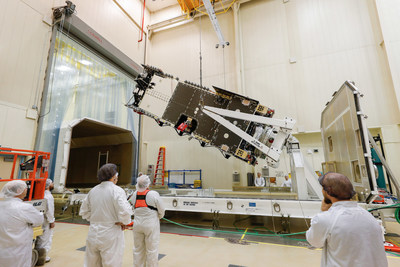 技术人员在洛克希德·马丁公司准备装运Arabsat-6A卫星桑尼维尔加州进行测试。