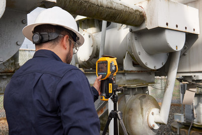 The Ti450 SF6 Gas Leak Detector combines a high-quality infrared camera with an SF6 leak detector that visually locates SF6 leaks without shutting equipment down. The Ti450 SF6 can be used by utility crews as a normal part of their maintenance routine, allowing them to conduct both infrared and gas inspections whenever and wherever necessary.