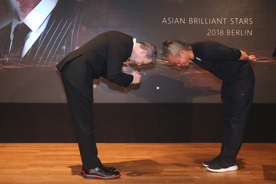 Desde la izquierda: Feng Xiaogang, Kim Ki Duk (PRNewsfoto/Asian Brilliant Stars)
