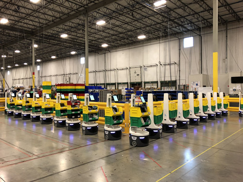 Induct and drop off queue of LocusBots in GEODIS warehouse.