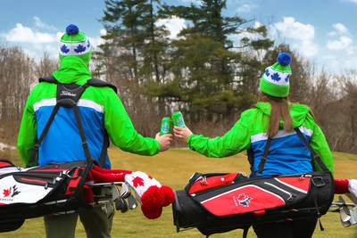 Un golfeur et une golfeuse trinquent  la sant d'un nouveau partenariat entre Golf Canada et la brasserie Steam Whistle. (Groupe CNW/Golf Canada)