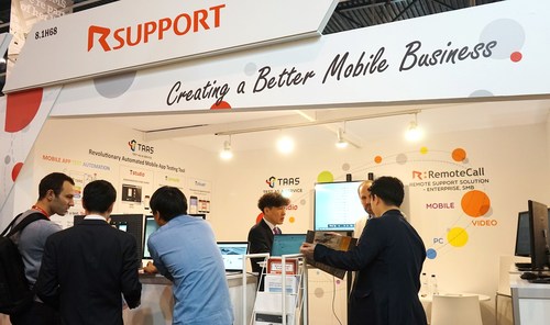 Representatives of RSUPPORT and NTT Docomo explain the ‘Anshin Remote Support’ at MWC2018 (PRNewsfoto/RSUPPORT Inc.)