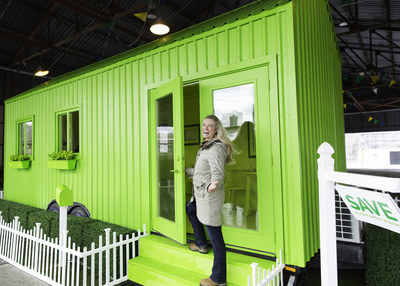 Reno expert Kate Campbell and GreenON unveil the Rebate Homeshow; a custom-built and energy-efficient tiny home that demonstrates how Ontario homeowners can reduce the carbon footprints of their own homes with the money-saving rebates found on GreenON.ca. (CNW Group/Green Ontario Fund (GreenON))