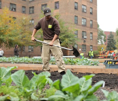 Miembro del cuerpo de Green City Force en la Granja Wagner (Crédito de la fotografía: Unilever) (PRNewsfoto/Unilever United States, Inc.)