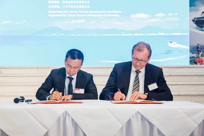 Sanya Municipal Government Deputy Secretary-General Li Wujun signs a long-term cooperation agreement with TUI Group China CEO Guido Brettschneider