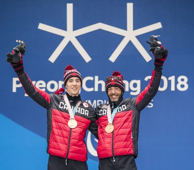 Brian McKeever ( droite) avec son guide Graham Nishikawa ( gauche) dtient le plus grand nombre de mdailles que tout autre paralympien d'hiver canadien aprs sa victoire au 20 km en ski de fond, lundi. PHOTO: COMIT PARALYMPIQUE CANADIEN (Groupe CNW/Canadian Paralympic Committee (Sponsorships))