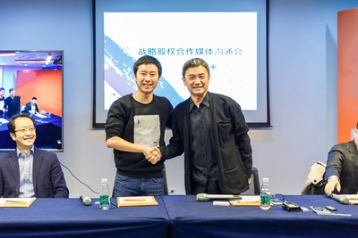 Mao Daqing, founder and Chairman of ucommune signing agreement with Wan Liushuo, founder and CEO of Woo Space in Beijing.