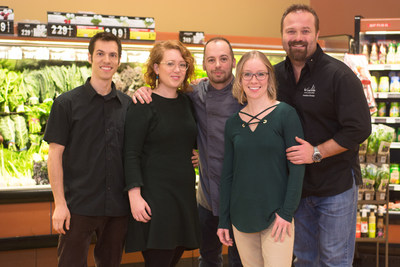 De gauche  droite : Louis-Philippe Potvin, expert en gaspillage alimentaire du Jour de la Terre, Florence-La Siry, experte en gaspillage alimentaire du Jour de la Terre, Franois Desroches, directeur culinaire de la Table des chefs, dith Ouellet, experte en gaspillage alimentaire du Jour de la Terre, Jonathan Garnier, porte-parole du programme  vos frigos, chef co-fondateur de la Guilde Culinaire (Groupe CNW/Fonds co IGA)