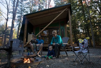 La Sépaq réinvente le prêt-à-camper grâce à un hybride ingénieux et tout confort entre le chalet et la tente. (Groupe CNW/Société des établissements de plein air du Québec)
