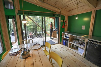 Une porte-patio laisse entrer à l’intérieur toute la lumière naturelle du dehors dans le nouveau prêt-à-camper Étoile. (Groupe CNW/Société des établissements de plein air du Québec)