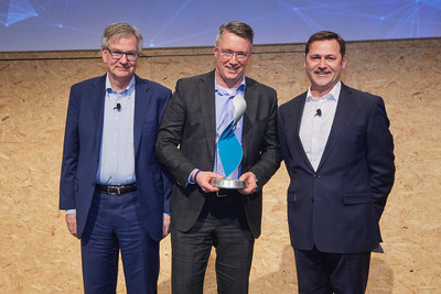 From left to right: Martin Daum, Member of the Board of Management of Daimler AG. Daimler Trucks and Buses; Jon DeGaynor, President and CEO, Stoneridge, Inc.; Dr. Marcus Schoenenberg, Vice President Procurement Daimler Trucks and Buses. Daimler AG.