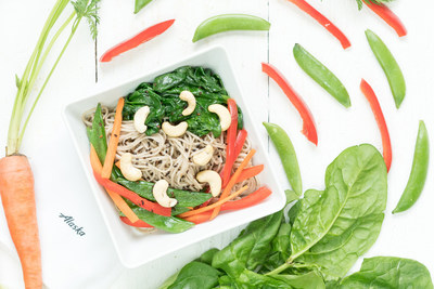 A flavorful new First Class menu will start flying this week on Alaska Airlines, including the Soba Noodles with Cashews. Warm soba noodles with sesame spinach, carrots, red peppers, carrots, and charred sugarsnap peas. Topped with cashews and toasted black sesame seeds and a traditional yakisoba sauce.