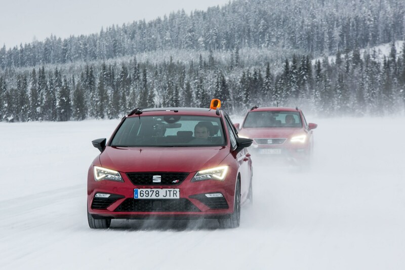 In the aspiration test the vehicle in front causes the snow to swirl, while the one behind gathers it in a measuring cylinder (PRNewsfoto/SEAT)