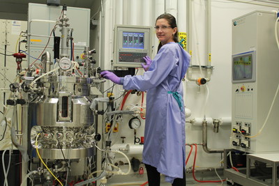 Une experte en biofabrication du CNRC fait pousser des cellules HEK293  l'intrieur d'un bioracteur en acier inoxidable de 60 L. (Groupe CNW/Conseil national de recherches Canada)