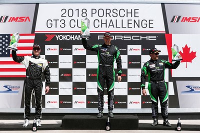 Zach Robichon (au centre) a monté sur au sommet du podium de la coupe Ultra 94 Porsche GT3 Cup Challenge Canada présentée par Yokohama le 16 mars 2018. Nelson Mason (à gauche) a terminé deuxième, alors que Marco Cirone (à droite) s’est classé troisième. (Groupe CNW/Automobiles Porsche Canada)