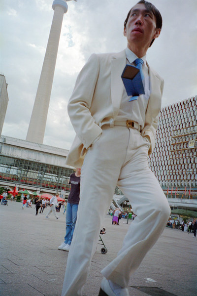 Man in White Suit, 2001, épreuve à pigments qualité archive; 150 x 99 cm — Stephen Waddell (Groupe CNW/Scotiabank)