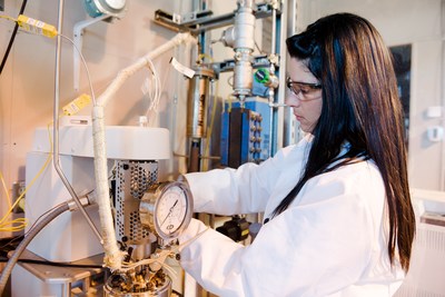 A chemical engineering technician performing tests at the Enerkem Innovation Centre in Westbury, Quebec. (CNW Group/Enerkem Inc.)