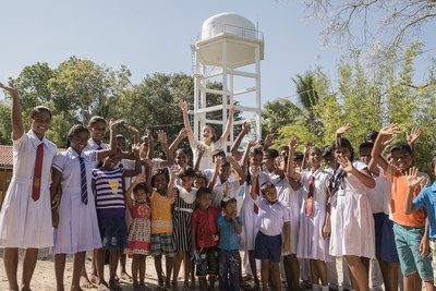 Barbara Palvin, face of Acqua di Gioia fragrance, with the local community in Sri Lanka for Acqua For Life (PRNewsfoto/Giorgio Armani Beauty)