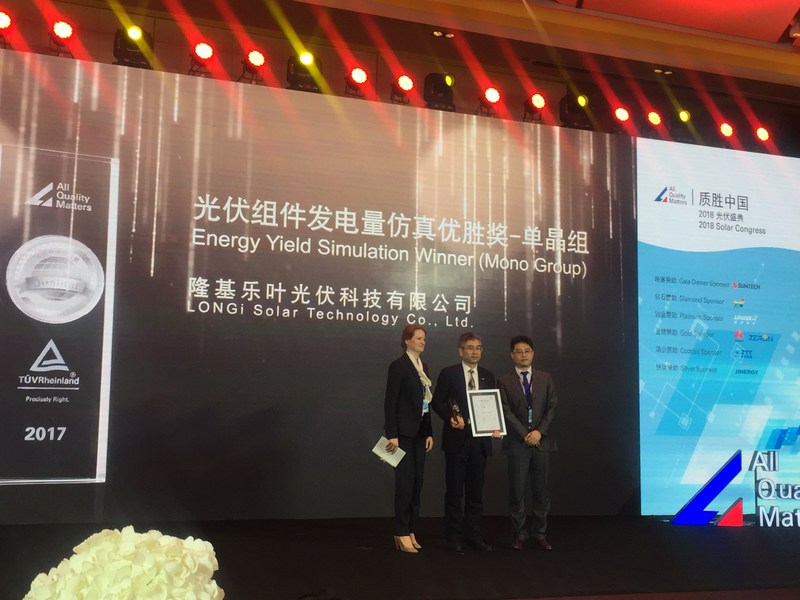 El presidente de LONGi Solar, Wenxue Li, acepta el Premio de Simulación de Producción de Energía con Módulo Fotovoltaico de TÜV Rheinland.