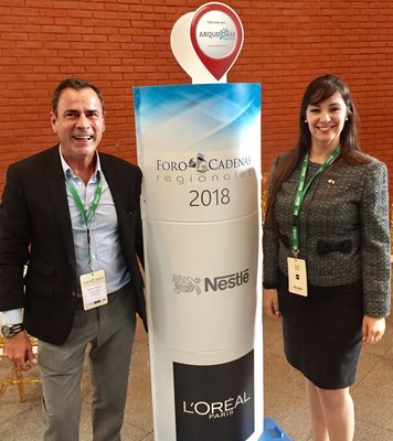 El Director del Foro de Cadenas Regionales de Supermercados Sergio Otero y la Directora de la AACC Lic. Nancy Clara