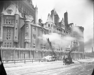 Incendie au Château Frontenac, 1926. BAnQ Québec, fonds J. E. Livernois. (Groupe CNW/Bibliothèque et Archives nationales du Québec)