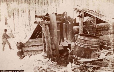 Installation pour la transformation de l'eau dérable (cabane à sucre), [vers 1900]. BAnQ Québec, fonds J. E. Livernois. (Groupe CNW/Bibliothèque et Archives nationales du Québec)