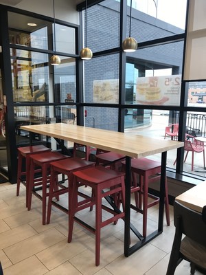 The new Welcome Image includes tables made with real Canadian Maple and communal seating. (CNW Group/Tim Hortons)