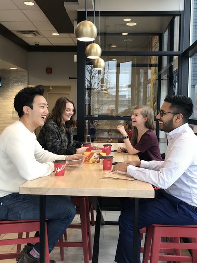 De nouvelles tables ont été fabriquées en érable canadien pour s’assurer que la riche histoire et les racines profondes de Tim Hortons®  soient reflétées à travers tout le restaurant. (Groupe CNW/Tim Hortons)