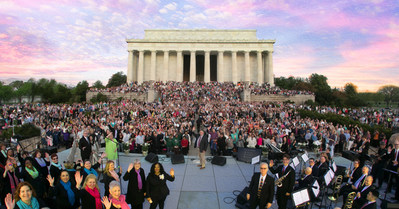 10,000 gathered at the Lincoln Memorial on Easter Sunday (April 16, 2017)