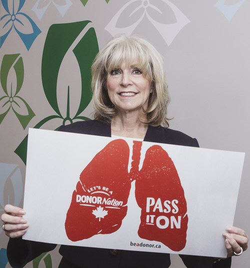 Trillium Gift of Life Network President and CEO, Ronnie Gavise, shows her support for organ and tissue donation and encourages Ontarians to join DONORnation and pass it on. (CNW Group/Trillium Gift of Life Network)