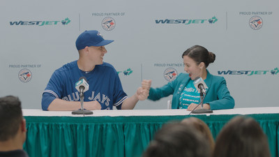 WestJet a lancé aujourd’hui une nouvelle série de publicités télévisées mettant en vedette le lanceur, Aaron Sanchez, le commentateur sportif à la télévision pour les Blue Jays de Toronto, Buck Martinez, et Marci, une superfan de WestJet. (Groupe CNW/WESTJET, an Alberta Partnership)